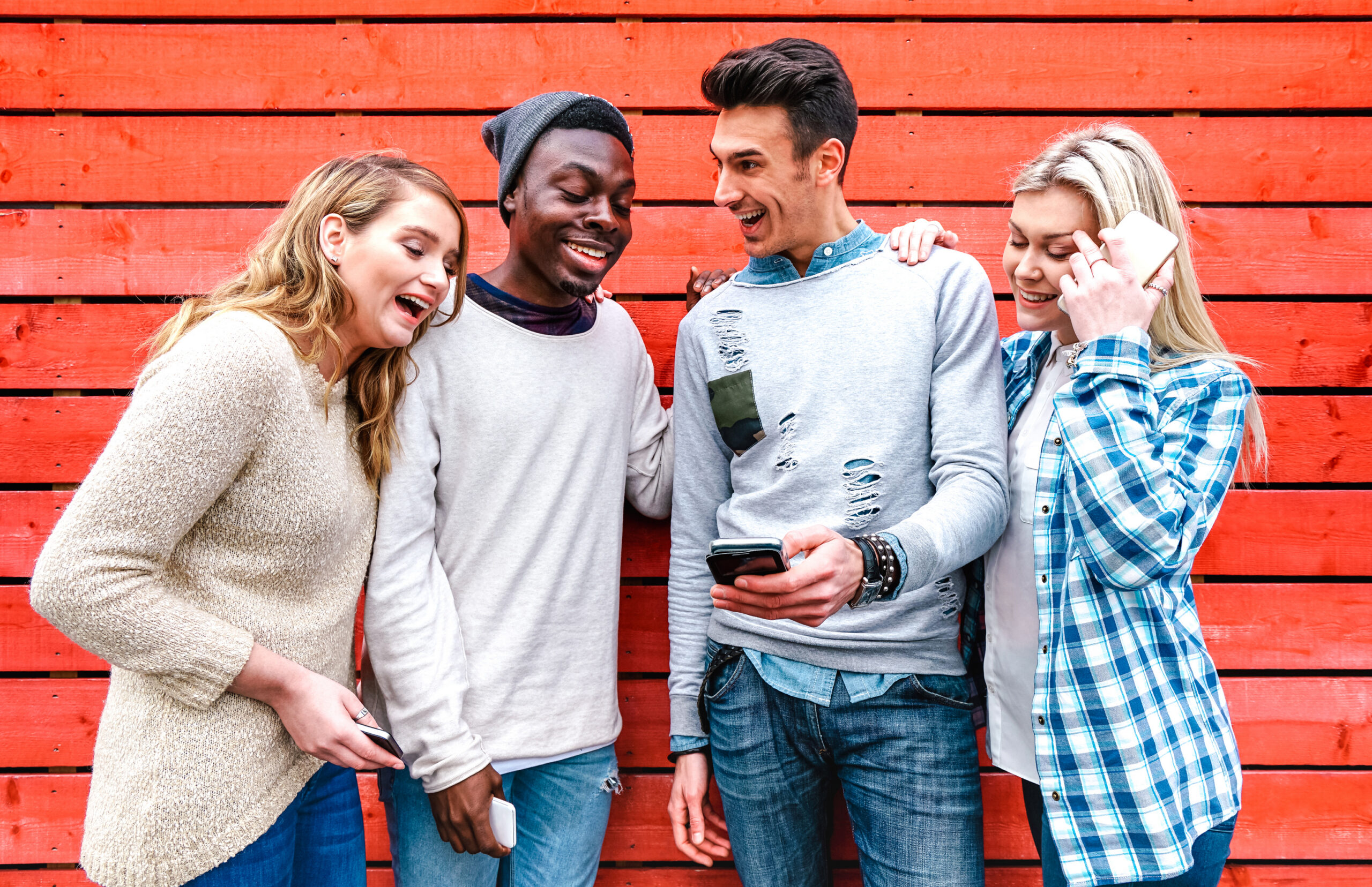 Millenial best friends using smart phone at urban city area – Te